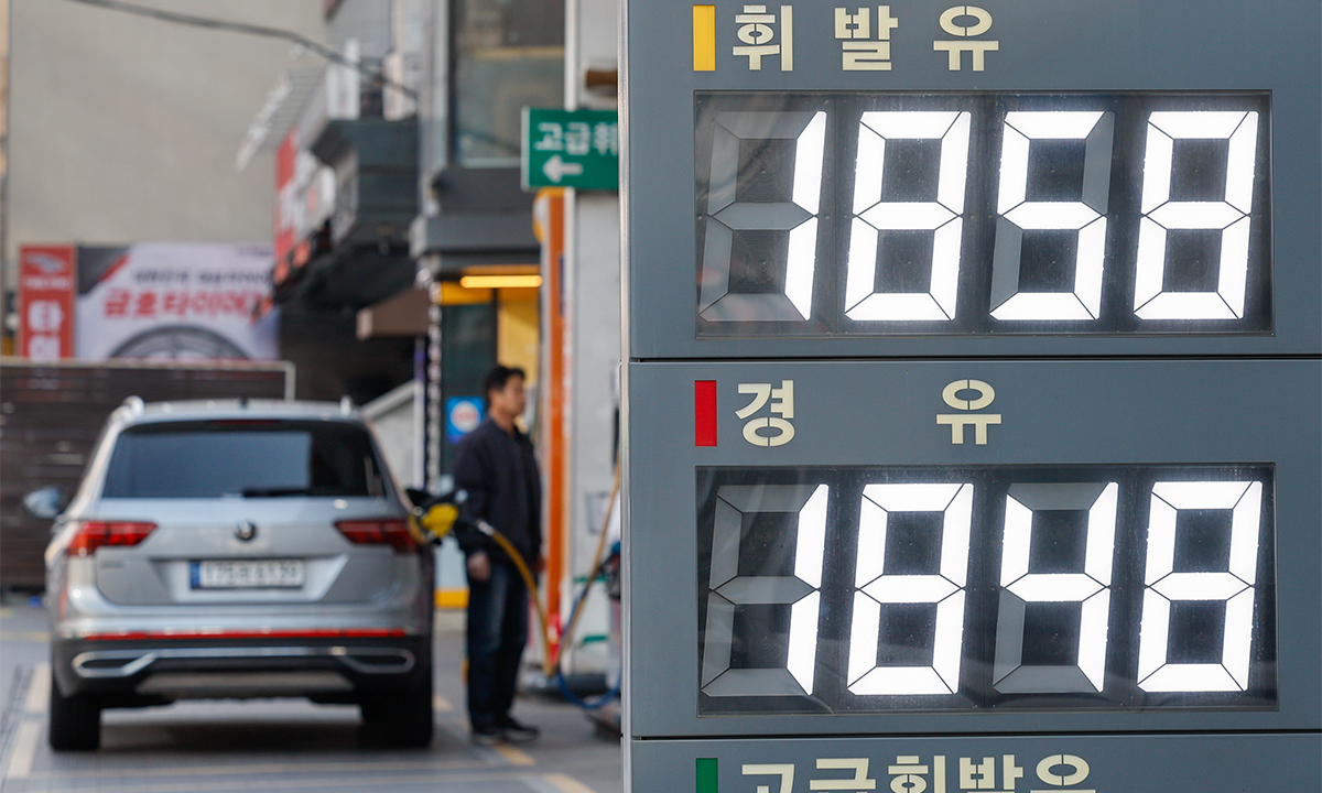서울 시내 한 주유소에 휘발유, 경유 등 유가 정보가 표시돼 있다. 뉴스1