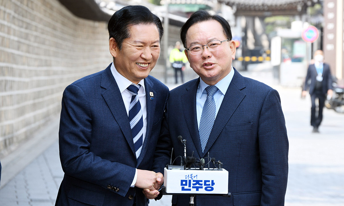 정청래 더불어민주당 대표와 김부겸 전 국무총리가 지난 26일 서울 중구 달개비에서 회동한 뒤 회동 내용에 관해 설명하고 있다. 뉴시스