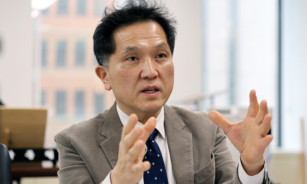 박종필 노사발전재단 사무총장이 서울 마포구 재단 사무실에서 “상생과 연대의 가치가 현장에 흐르도록 지원하겠다”며 남은 임기 목표를 설명하고 있다. 허정호 선임기자