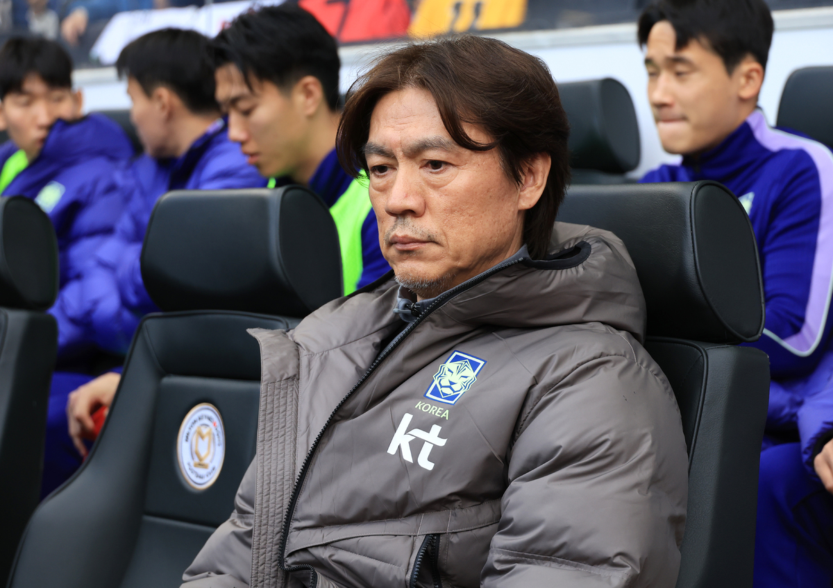 한국축구국가대표팀 홍명보 감독이 28일 영국 밀턴킨스 스타디움 MK에서 열린 코트디부아르와 평가전에 입장해 경기 시작을 기다리고 있다. 밀턴킨스=연합뉴스