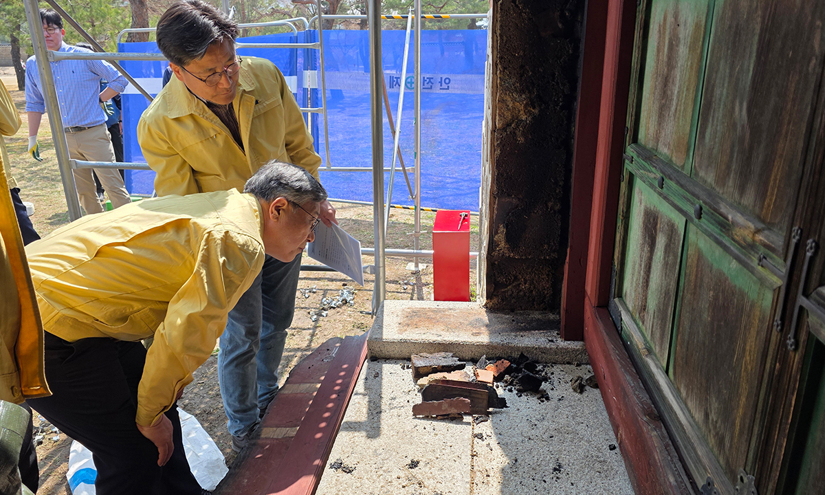 지난 28일 오전 5시30분쯤 경복궁 근정전 인근 자선당 삼비문 쪽문에 화재가 발생해 15분 만에 진화했다. 허민 국가유산청장이 화재 현장을 살펴보고 있다. 국가유산청 제공
