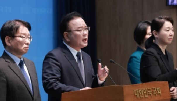 김부겸 전 국무총리가 30일 국회 소통관에서 대구시장 출마를 선언하고 있다.