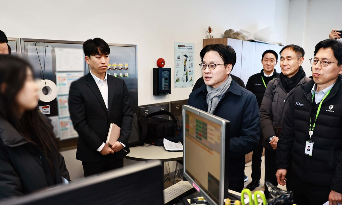 김정관 산업통상부 장관이 19일 범부처 합동점검단과 함께 서울 송파구 정유사 직영 주유소를 불시에 방문해 가격, 유통, 품질 등에 불법행위가 있는지 점검하고 있다. 산업통상부 제공