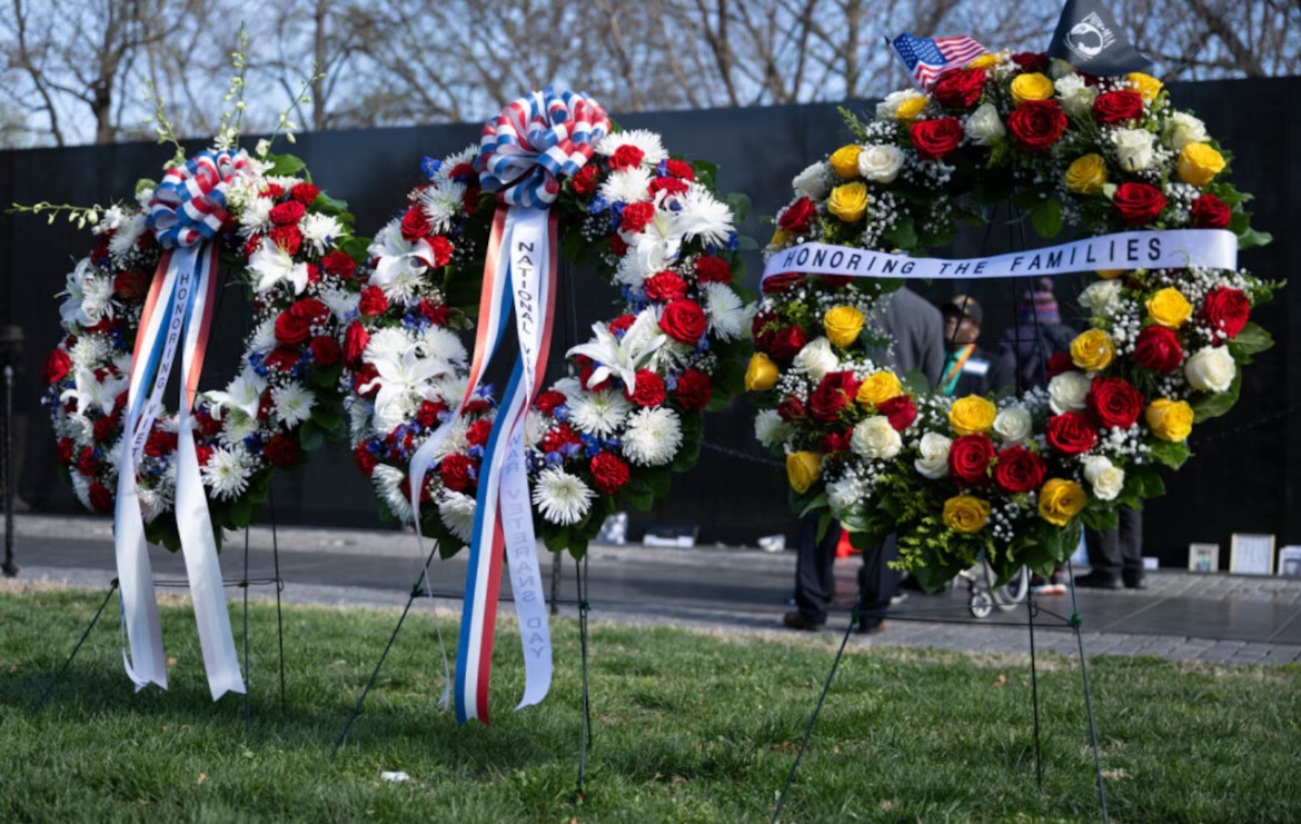 ‘월남전 참전용사의 날’인 29일(현지시간) 미국 수도 워싱턴의 베트남 전쟁 전사자 추모비 앞에 화환들이 놓여 있다. 미 국방부 제공