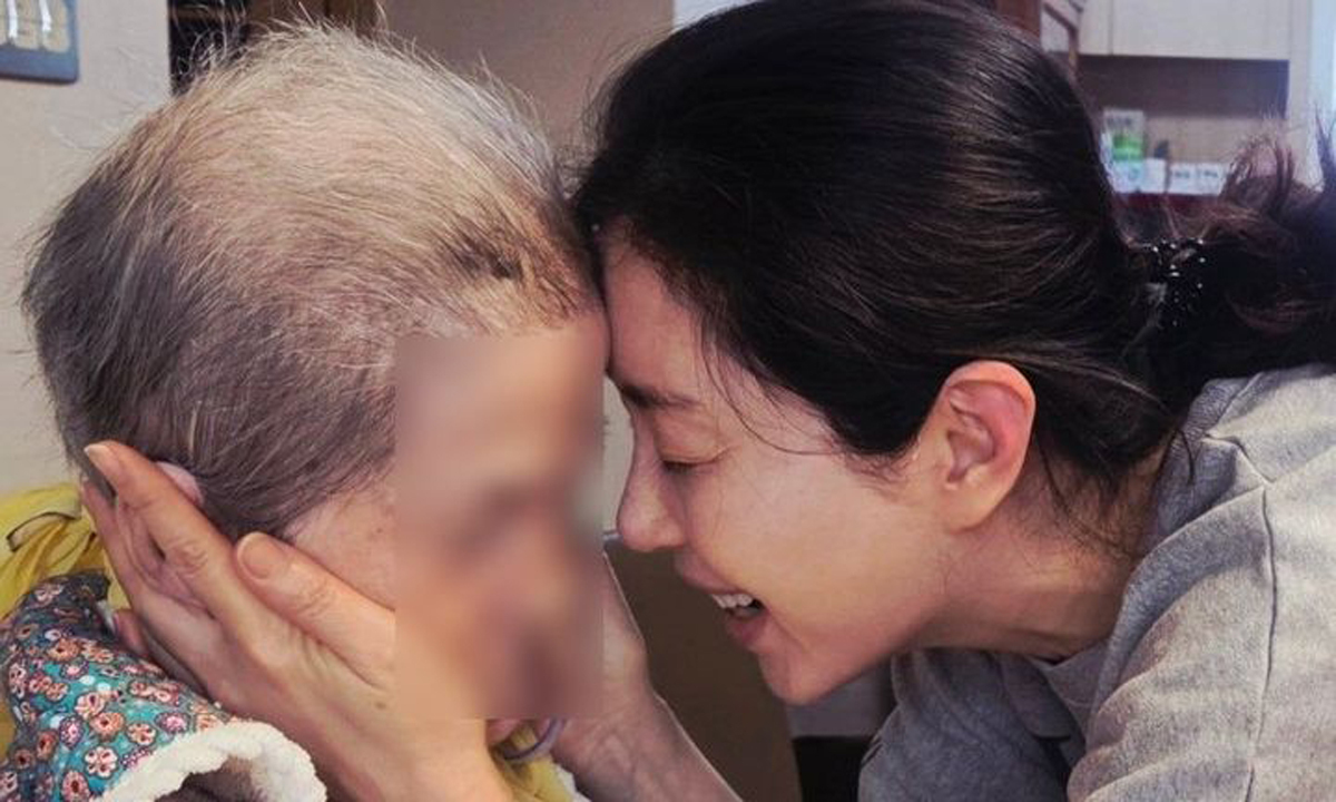 배우 송윤아가 투병 중인 것으로 보이는 노모를 향한 안타까운 심경을 전했다. 인스타그램 캡처