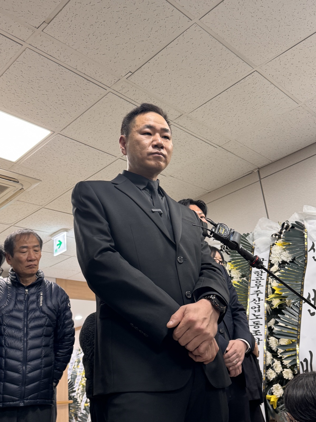 안전공업 화재 참사 희생자의 마지막 발인이 이뤄진 30일 대전의 한 장례식장에서 유족 대표가 취재진에 책임자 엄벌을 촉구하는 기자회견을 하고 있다. 강은선 기자