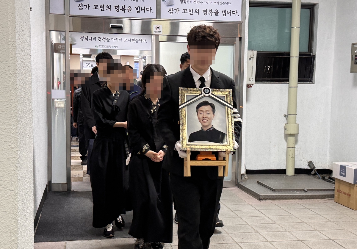 30일 대전의 한 장례식장에서 안전공업 화재 참사 희생자의 마지막 발인이 엄수되고 있다. 강은선 기자
