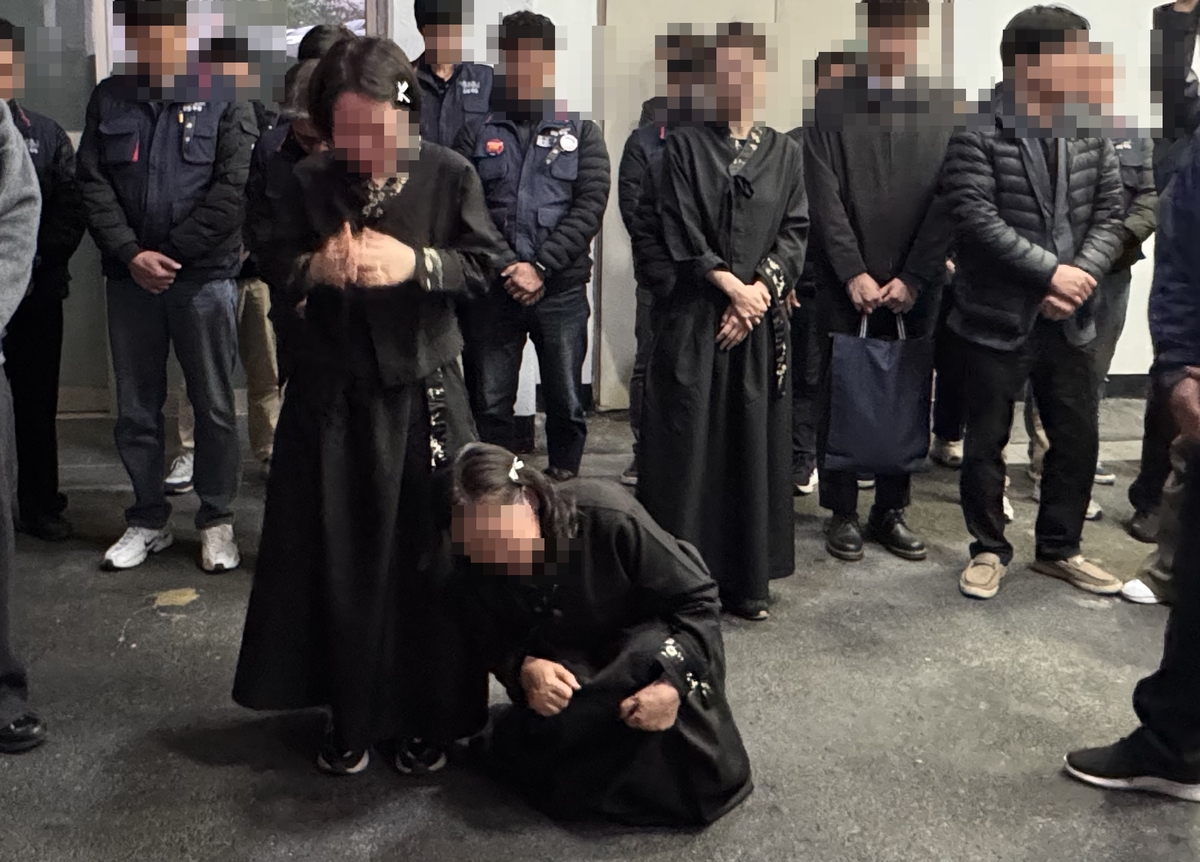 안전공업 화재 참사 희생자의 마지막 발인이 이뤄진 30일 대전의 한 장례식장에서 유족들이 오열하고 있다. 강은선 기자