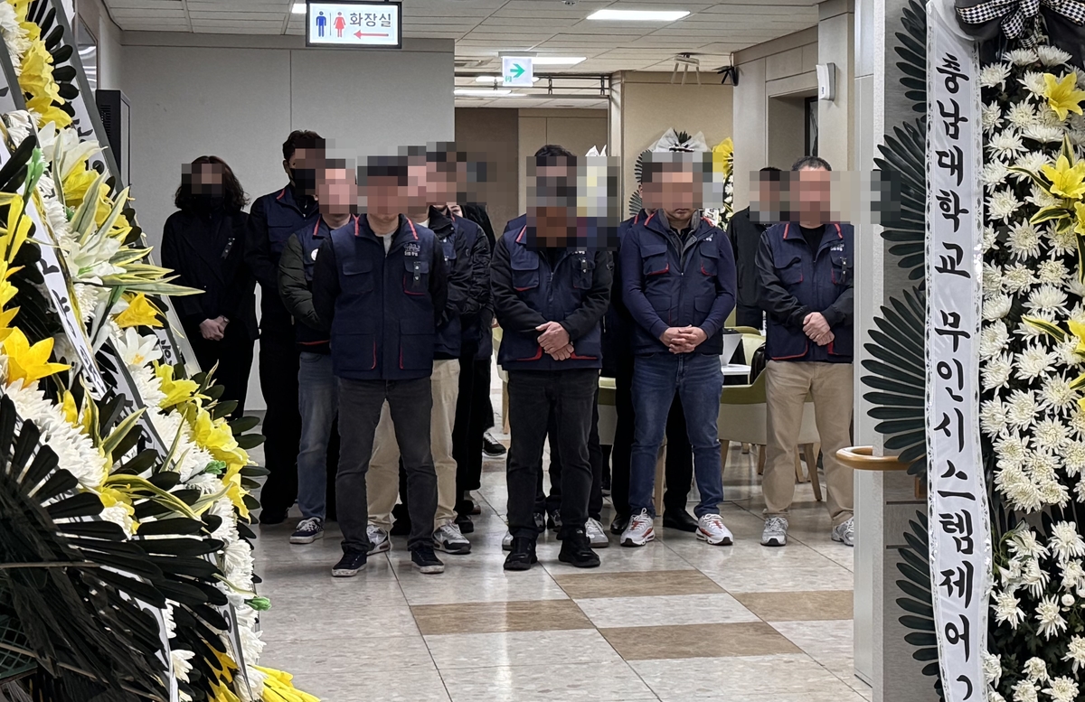 30일 대전의 한 장례식장에서 안전공업 화재 참사 희생자의 마지막 발인이 엄수된 가운데 노동조합 동료들이 애도하고 있다. 강은선 기자