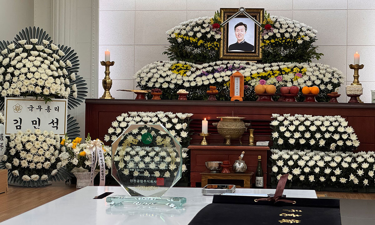 “안돼, 가지마 살려내”…안전공업 화재 희생자 오열 속 마지막 발인