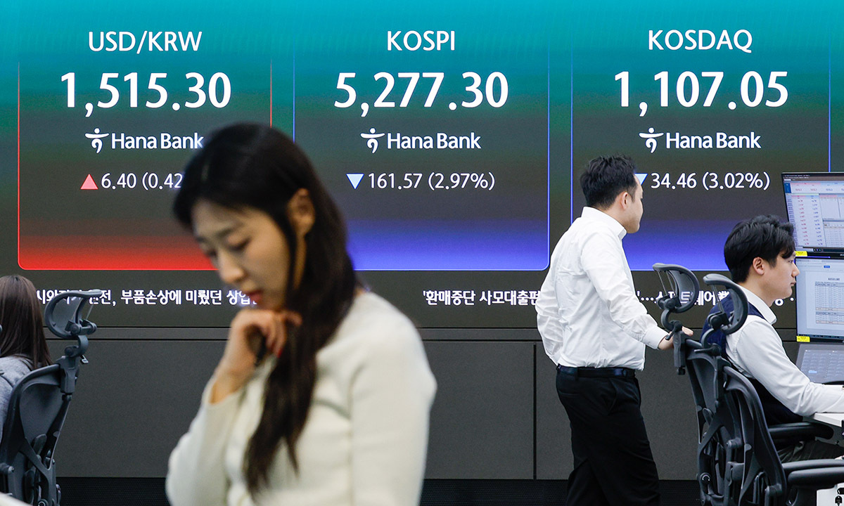 30일 서울 중구 하나은행 본점 딜링룸에 종가가 나오고 있다.