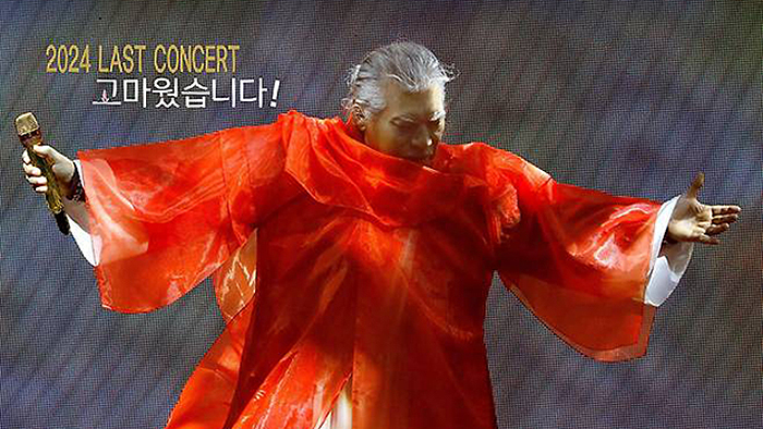 ‘2024 라스트 콘서트’ 무대 위의 나훈아. 58년의 무거운 왕관을 내려놓는 순간 마주한 환희는 승부사 나홍기가 일군 가장 아름다운 판의 완성이다. 세계일보 자료사진