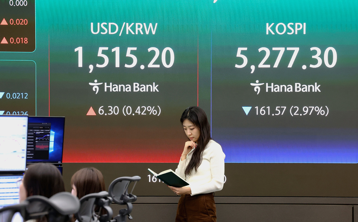 코스피 지수가 중동 확전 우려에 하락 마감한 30일 오후 서울 중구 하나은행 딜링룸 현황판에 전장대비 161.57포인트(2.97%) 하락한 5,277.30을 나타내고 있다. 이날 코스닥은 전장대비 34.46포인트(3.02%) 하락한 1,107.05에 거래를 마쳤고, 원달러 환율은 6.40원(0.42%) 상승한 1,515.30원에 거래되고 있다.&nbsp; &nbsp;뉴스1