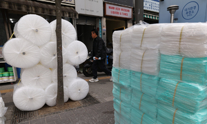 비닐·그릇값 30% 급등… “35년 장사하면서 처음” [美·이란 전쟁]