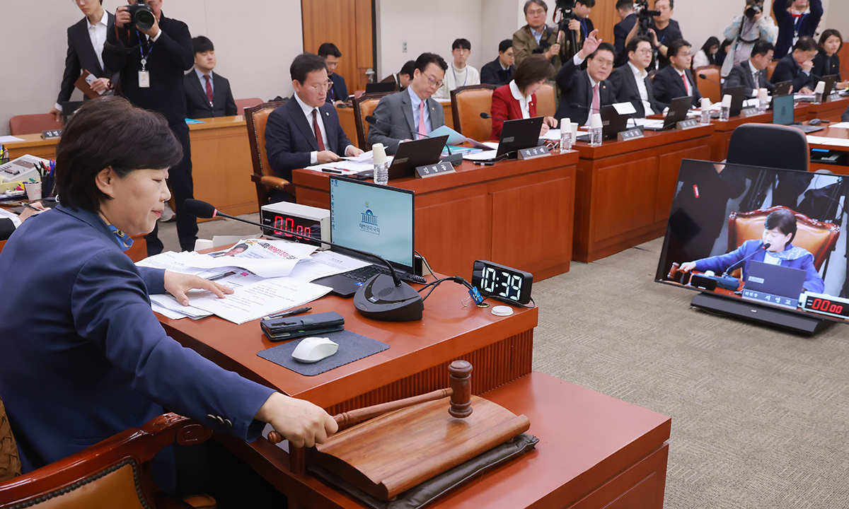 31일 국회에서 열린 윤석열 정권 정치검찰 조작기소 의혹 사건 진상규명 국정조사특별위원회 제3차 전체회의에서 위원장인 더불어민주당 서영교 의원이 개의를 선언하고 있다. 연합뉴스