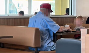 "할아버지 같이 먹어요"…3살 소년의 '합석' 가슴 뭉클