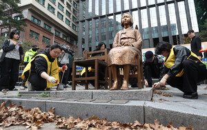 소녀상 보호 바리케이드 6년여 만에 철거 [한강로 사진관]