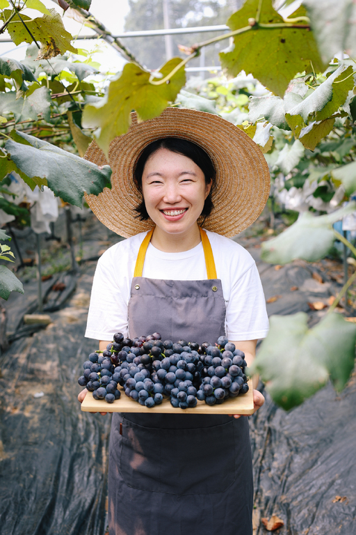 손현정씨는 모양이 예쁘지 않아 상품성이 떨어지는 포도에 ‘서글이’라는 이름을 붙이고, 이를 와인으로 만들어 새로운 가치를 부여했다. 손현정씨 제공