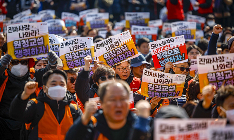 지난 3월10일 서울 종로구 세종대로에서 열린 민주노총 투쟁 선포대회에서 참가 조합원들이 구호를 외치고 있다. 뉴시스