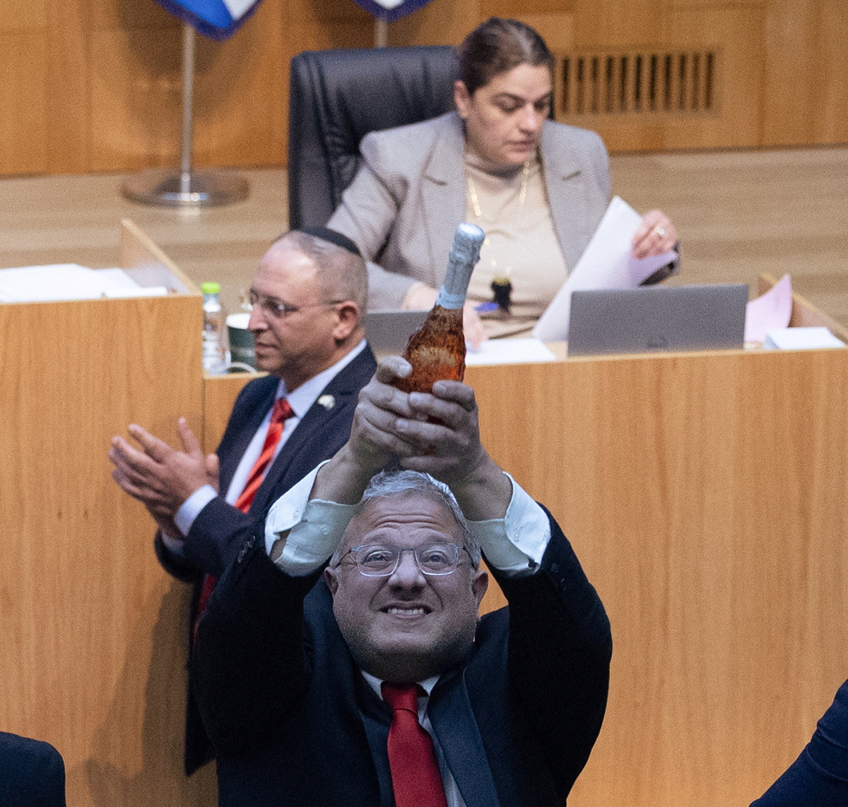 [한컷의 울림] 이 ‘팔 테러범 사형’ 법안 통과… 환호와 우려