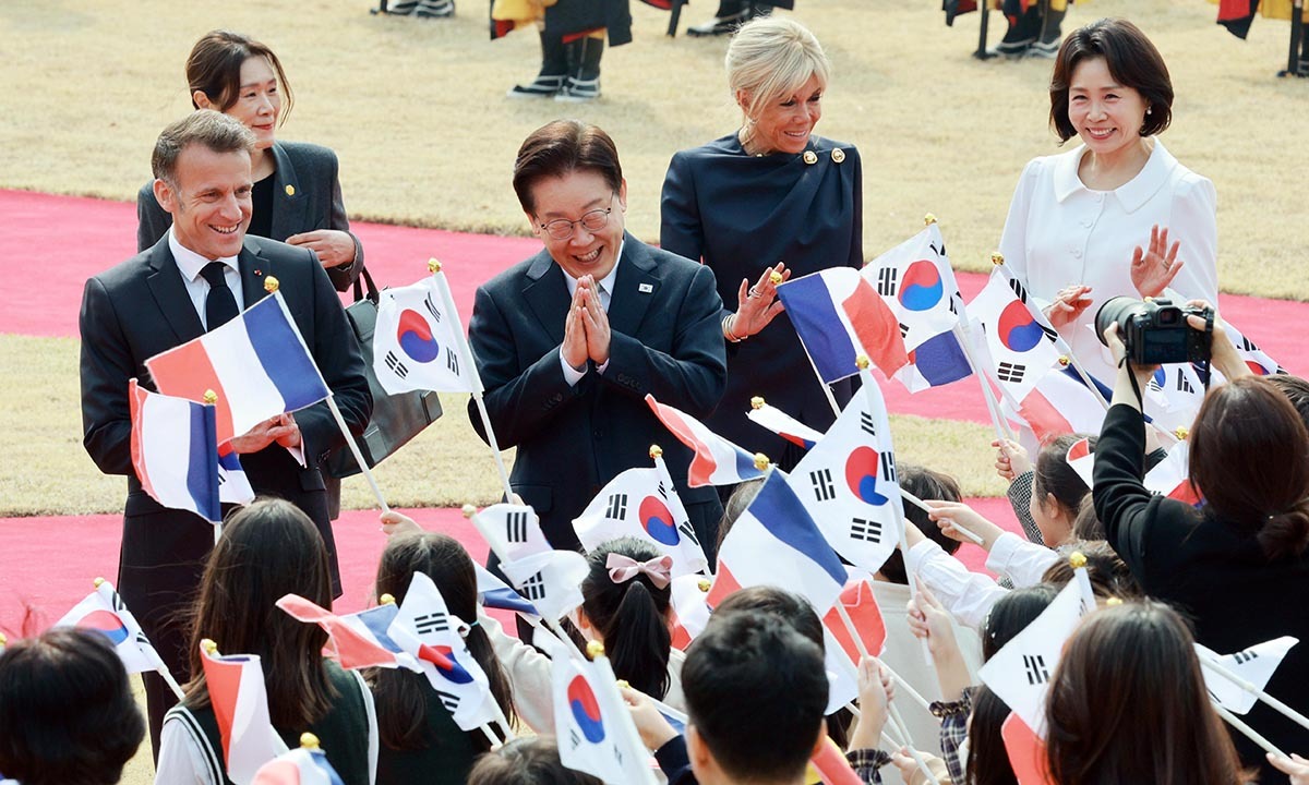 이재명 대통령과 에마뉘엘 마크롱 프랑스 대통령 부부가 3일 청와대에서 열린 국빈 방한 공식 환영식에서 어린이 환영단을 향해 인사하고 있다. 연합뉴스