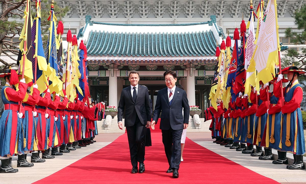 이재명 대통령이 3일 청와대에서 국빈 방한한 에마뉘엘 마크롱 프랑스 대통령과 공식 환영식장으로 향하고 있다. 연합뉴스