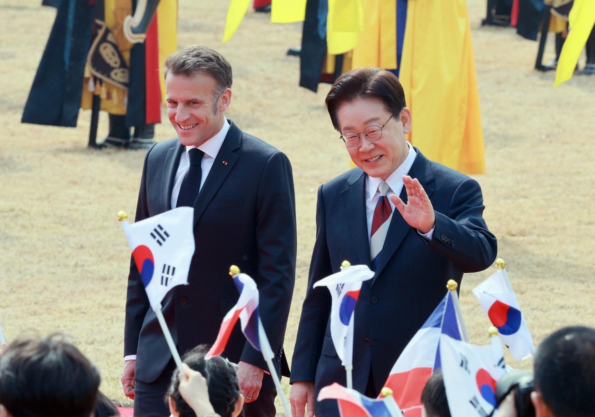 이재명 대통령과 에마뉘엘 마크롱 프랑스 대통령이 3일 청와대에서 열린 공식환영식에서 환영받고 있다.&nbsp; &nbsp; 뉴시스