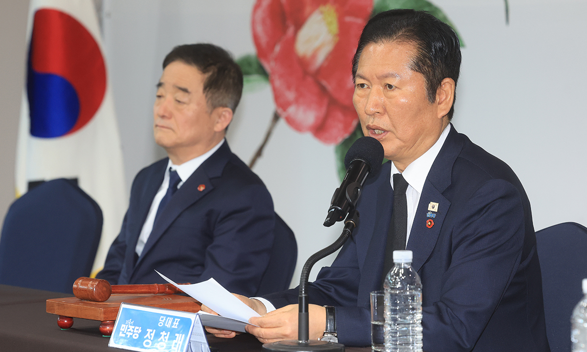 제78주년 제주4·3희생자추념일인 3일 오전 제주시 봉개동 한화리조트에서 열린 더불어민주당 현장 최고위원회의에서 정청래 대표가 모두 발언을 하고 있다. 연합뉴스