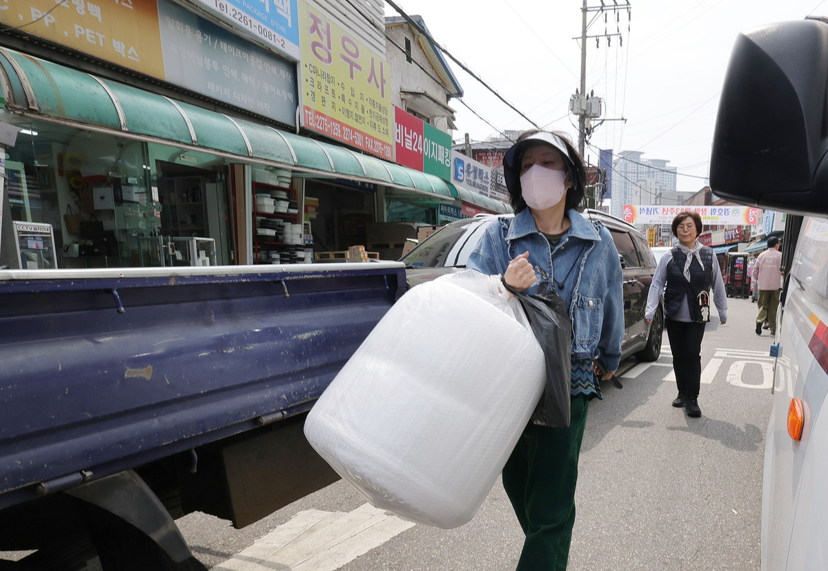 3일 서울 중구 방산시장에서 한 시민이 비닐제품을 사가고 있다.