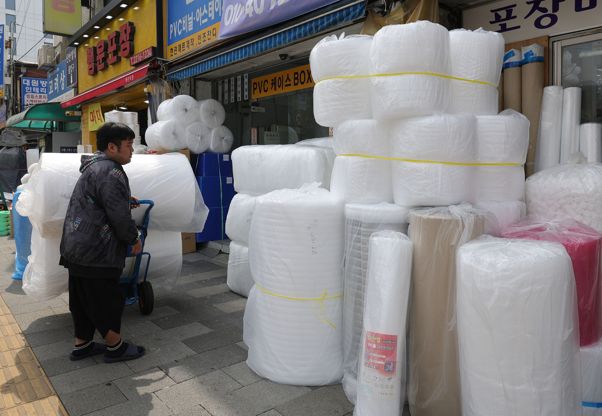 3일 서울 중구 방산시장에서 한 상인이 비닐제품을 정리하고 있다.