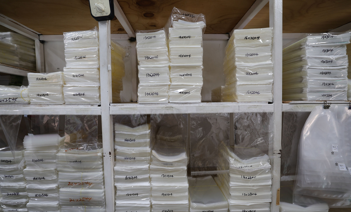 3일 서울 중구 방산시장에서 비닐봉지 가게에 재고가 없어 빈칸이 보이고 있다.