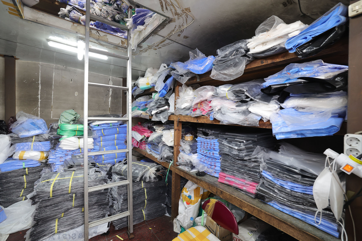 3일 서울 중구 방산시장 한 비닐봉지 창고가 많이 비워져 있다.