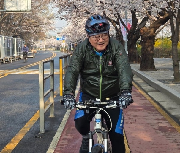 우원식 국회의장이 지난 2일 자전거를 타고 국회의사당으로 출근하고 있다. 페이스북 캡처