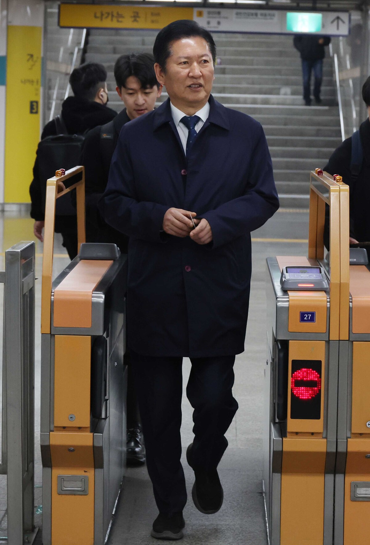 더불어민주당 정청래 대표가 공공기관 승용차 5부제에 동참하기 위해 지난달 30일 지하철을 타고 국회로 출근하고 있다. 뉴시스