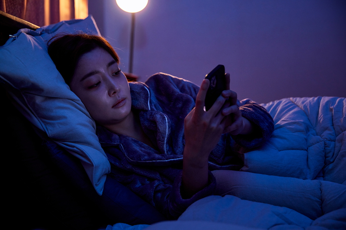 늦은 밤까지 이어지는 스마트폰 사용과 불규칙한 수면은 심장에 부담을 쌓는 요인이 될 수 있다. 게티이미지.