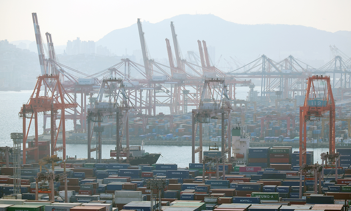 부산항 북항이 분주한 모습이다. 연합뉴스