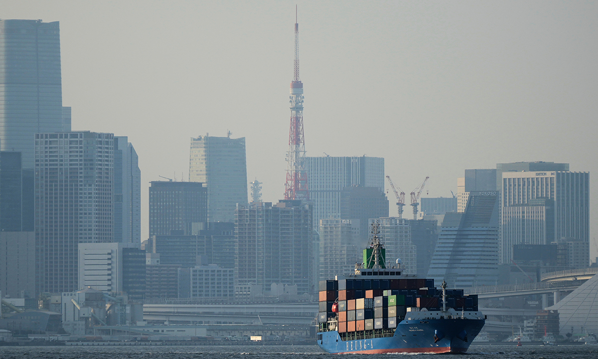 일본 도쿄의 항구를 떠나는 화물선 뒤로 도쿄 타워가 보이고 있다. AP연합뉴스
