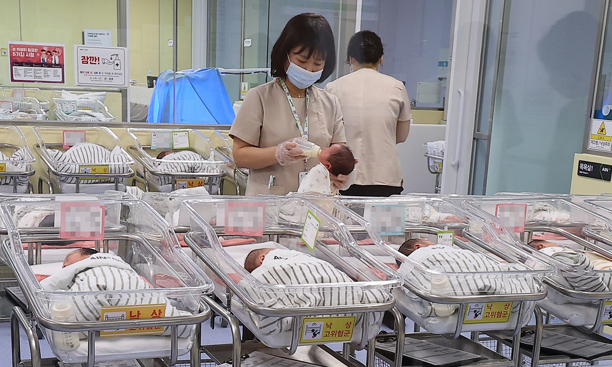 한 산부인과 병원 의료진이 신생아들을 보살피고 있다. 연합뉴스
