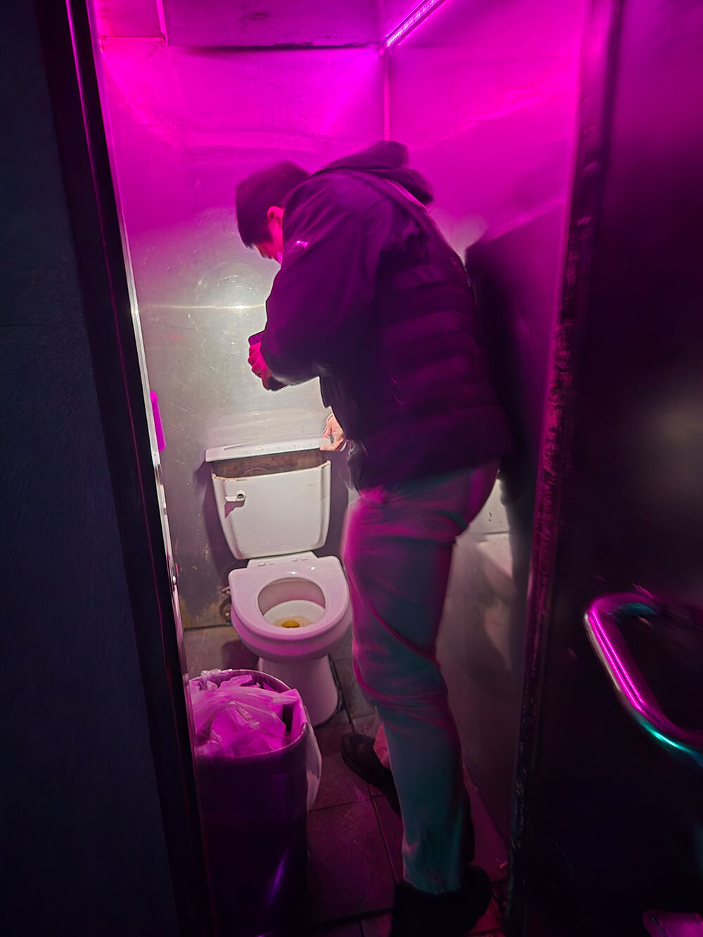 경찰이 지난 3일 강남·서초·용산 내 유흥업소에서 마약류 단속을 진행 중이다.