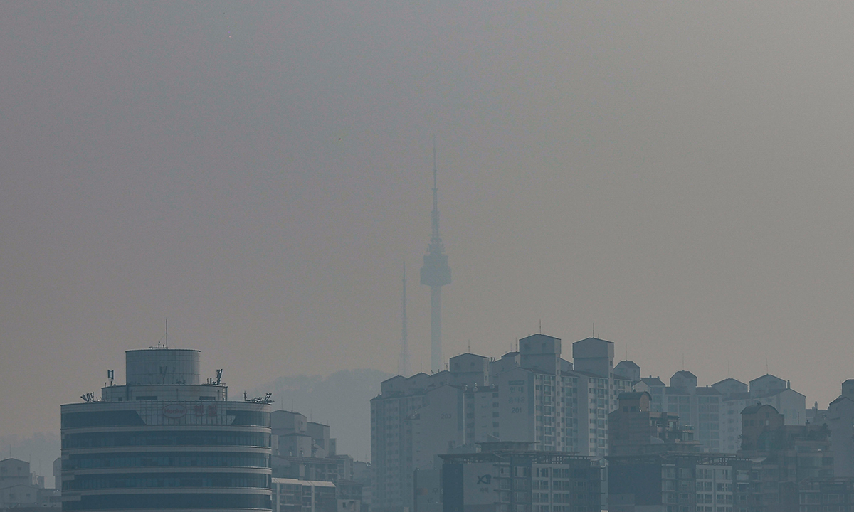 미세먼지와 초미세먼지 농도가 나쁨 수준을 보인 지난 3일 서울 영등포구 여의나루역 인근에서 바라본 도심이 뿌옇다. 뉴시스