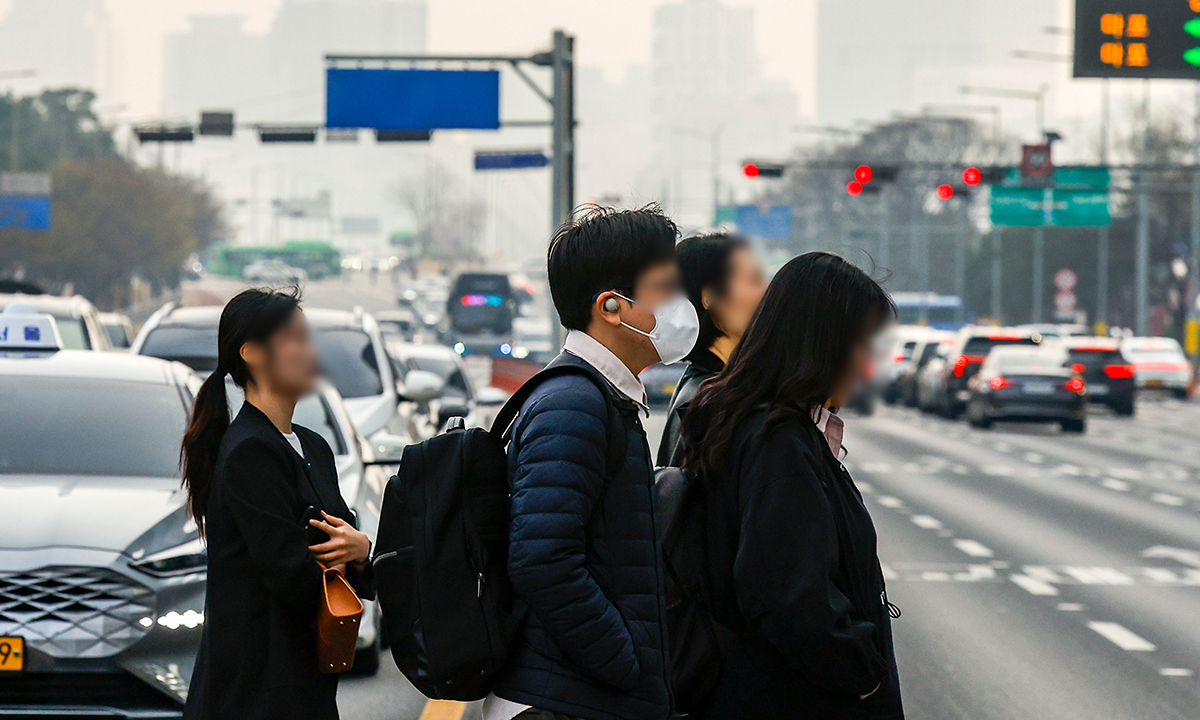 미세먼지와 초미세먼지 농도가 나쁨 수준을 보인 지난 3일 서울 영등포구 여의도환승센터에서 마스크를 쓴 시민이 이동하고 있다. 뉴시스
