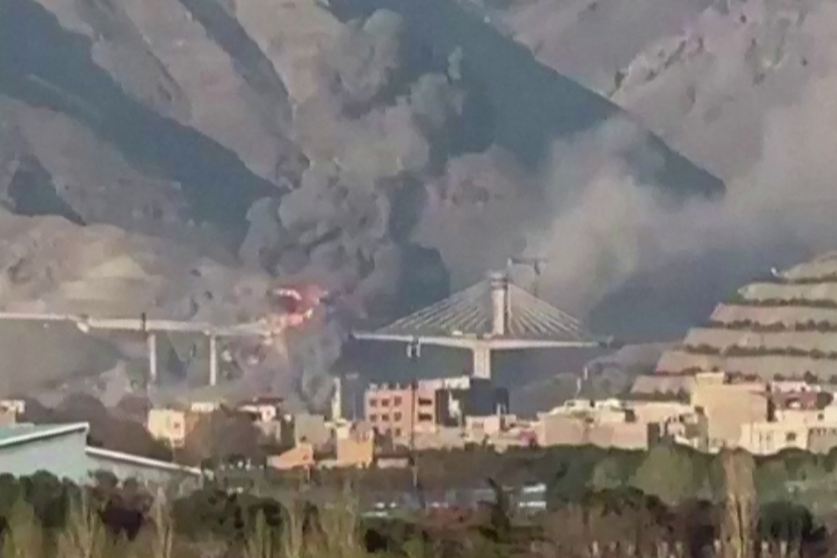 테헤란 인근 대형 교량 폭격 이란 수도 테헤란과 서부 도시 카라지를 잇는 B1 교량이 지난 2일(현지시간) 미군의 폭격을 받고 있다. 이날 공격은 도널드 트럼프 미국 대통령이 이란을 “석기시대로 되돌려놓겠다”고 위협한 직후에 진행됐다. 미국·이스라엘은 4일에도 석유화학단지, 원전 등 이란 필수 인프라를 공격했다. SNS 캡처·카라지=AFP연합뉴스