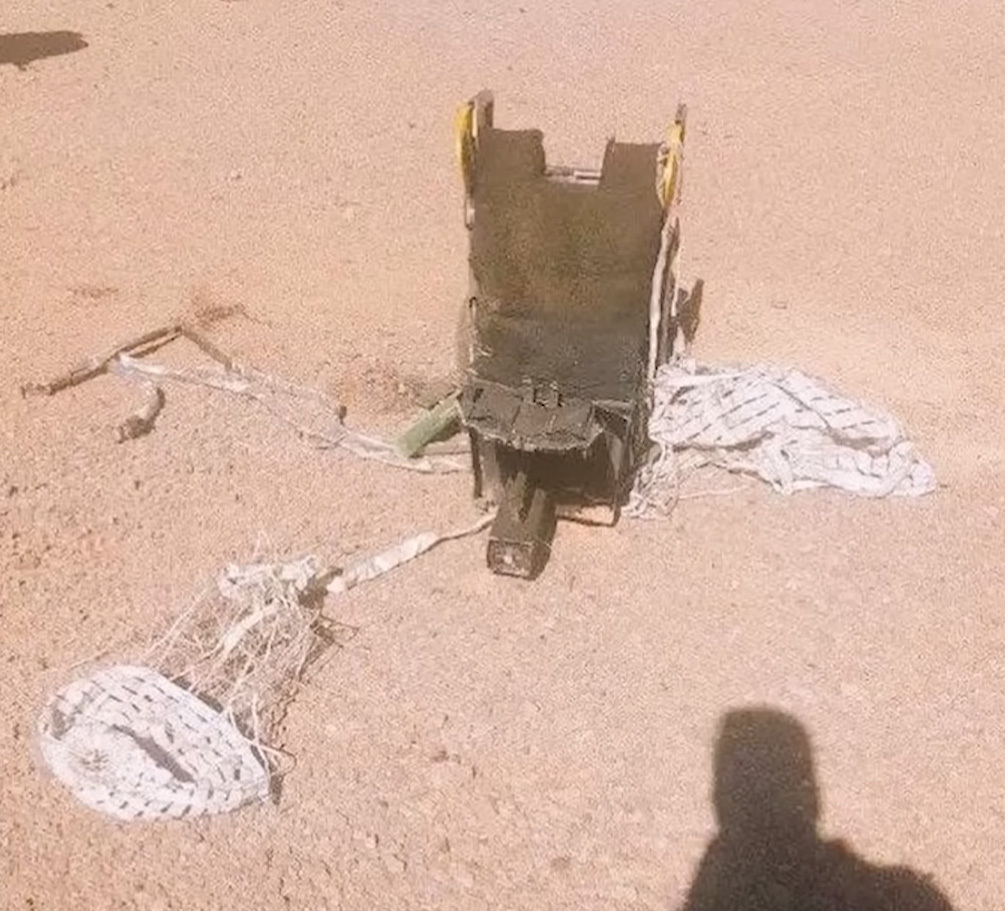 美 F-15E 조종사 탈출 흔적 이란 국영매체가 공개한 미군 전투기 F-15E 스트라이크 이글의 사출 좌석 모습. 지난 3일(현지시간) F-15E가 격추되면서 미군 조종사 2명이 탈출했다. 유튜브 캡처