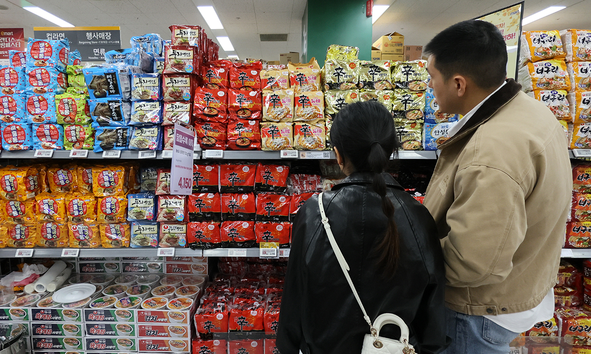 1분기 농식품 수출, 라면·과자가 이끌어 (서울=연합뉴스) 류효림 기자 = 3일 서울 시내 대형마트에서 시민들이 라면을 고르고 있다. 이날 농림축산식품부는 올해 1분기 농식품(K푸드) 수출이 25억6천만달러(3조8천억원)로 작년 동기 대비 4.0% 늘었다고 밝혔다. 가공식품은 라면이 4억3천500만달러로 26.4% 증가하고 과자류는 1억9천400만달러로 11.4% 늘면서 수출을 이끌었다. 2026.4.3 ryousanta@yna.co.kr/2026-04-03 13:30:13/ &amp;lt;저작권자 ⓒ 1980-2026 ㈜연합뉴스. 무단 전재 재배포 금지, AI 학습 및 활용 금지&amp;gt;