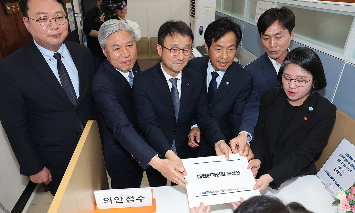 (서울=뉴스1) 신웅수 기자 = 한병도 더불어민주당 원내대표를 비롯한 6개 정당 원내대표들이 3일 서울 여의도 국회 의안과에 대한민국헌법 개정안을 제출하고 있다. (공동취재) 2026.4.3/뉴스1