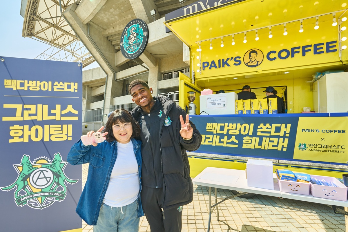 지난 5일 경기 안산시 안산 와스타디움에서 열린 프로축구 K리그2 안산 그리너스와 충남아산의 경기에 앞서 빽다방 점주 차경미씨(왼쪽)와 안산의 공격수 가브리엘 리마가 포즈를 취하고 있다. 더본코리아 제공.