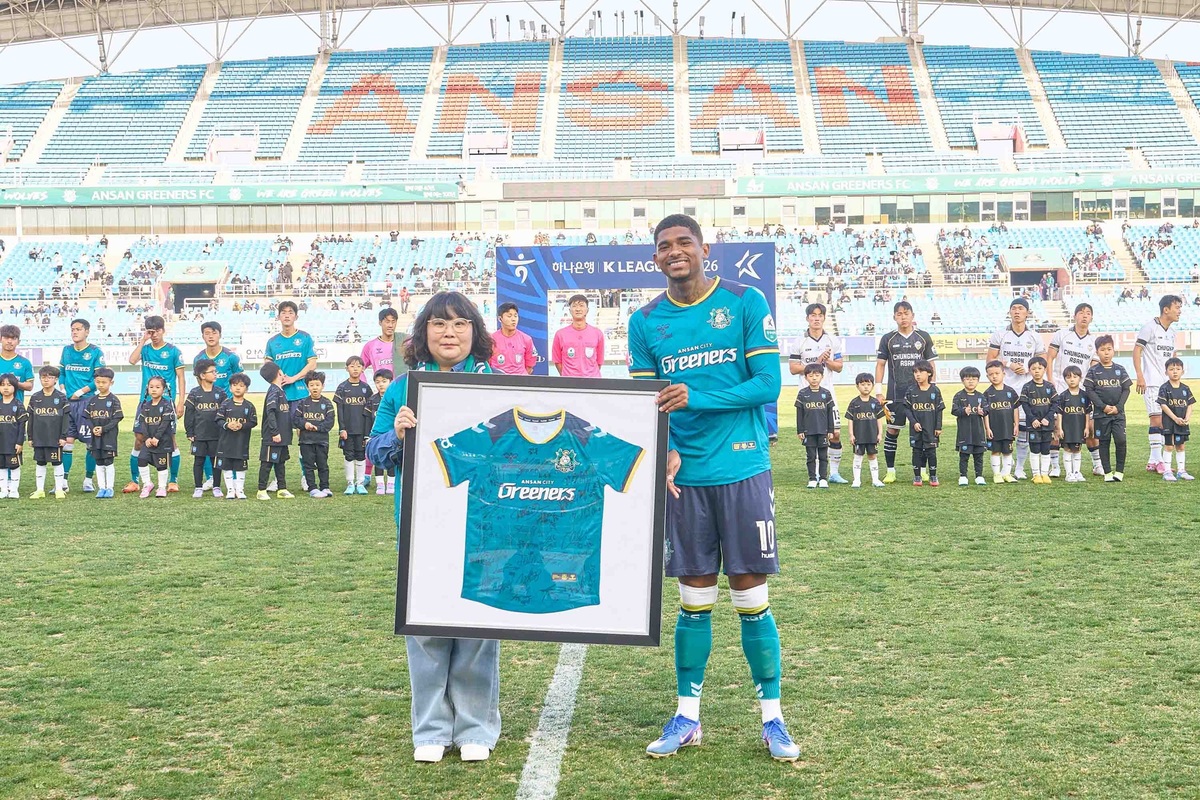 지난 5일 경기 안산시 안산 와스타디움에서 열린 프로축구 K리그2 안산 그리너스와 충남아산의 경기에 앞서 빽다방 점주 차경미씨(왼쪽)와 안산의 공격수 가브리엘 리마가 포즈를 취하고 있다. 더본코리아 제공