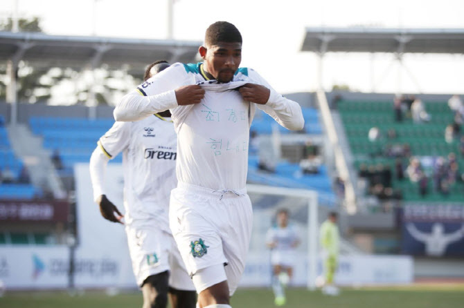 프로축구 K리그2 안산그리너스의 브라질 출신 가브리엘 리마가 지난달 21일, 충북청주와의 경기에서 득점 후 유니폼을 들어 올려 빽다방 점주 차경미씨를 응원하는 세리머니를 선보이고 있다. 한국프로축구연맹 제공