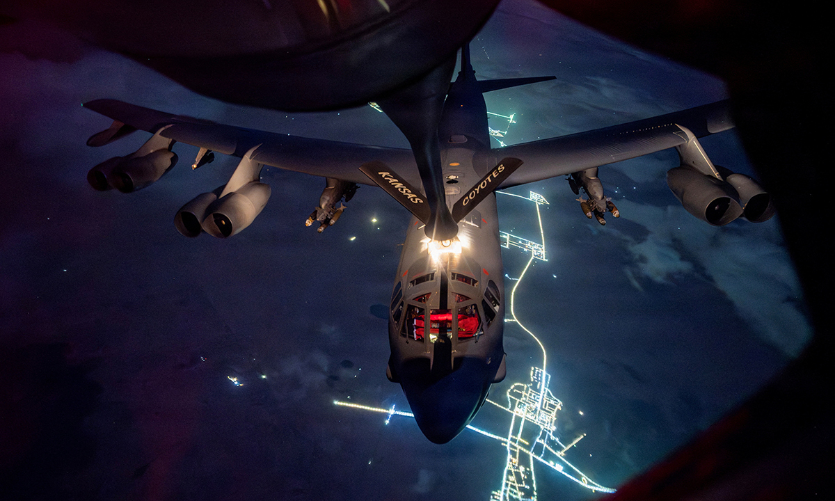 미 공군 B-52 스트라토포트리스 폭격기가 ‘장대한 분노’ 작전 중 공중급유를 받고 있다. 로이터연합뉴스