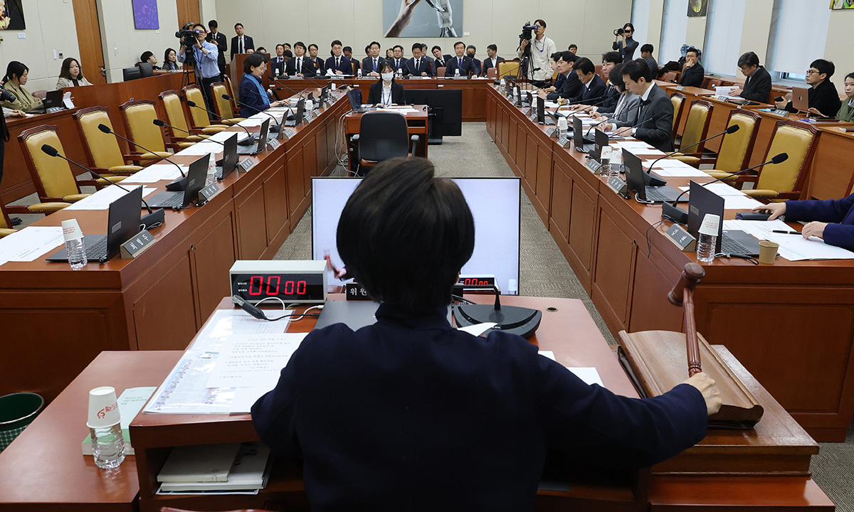 최민희 위원장이 7일 국회에서 열린 과학기술정보방송통신위원회 전체회의에서 의사봉을 두드리고 있다. 연합뉴스